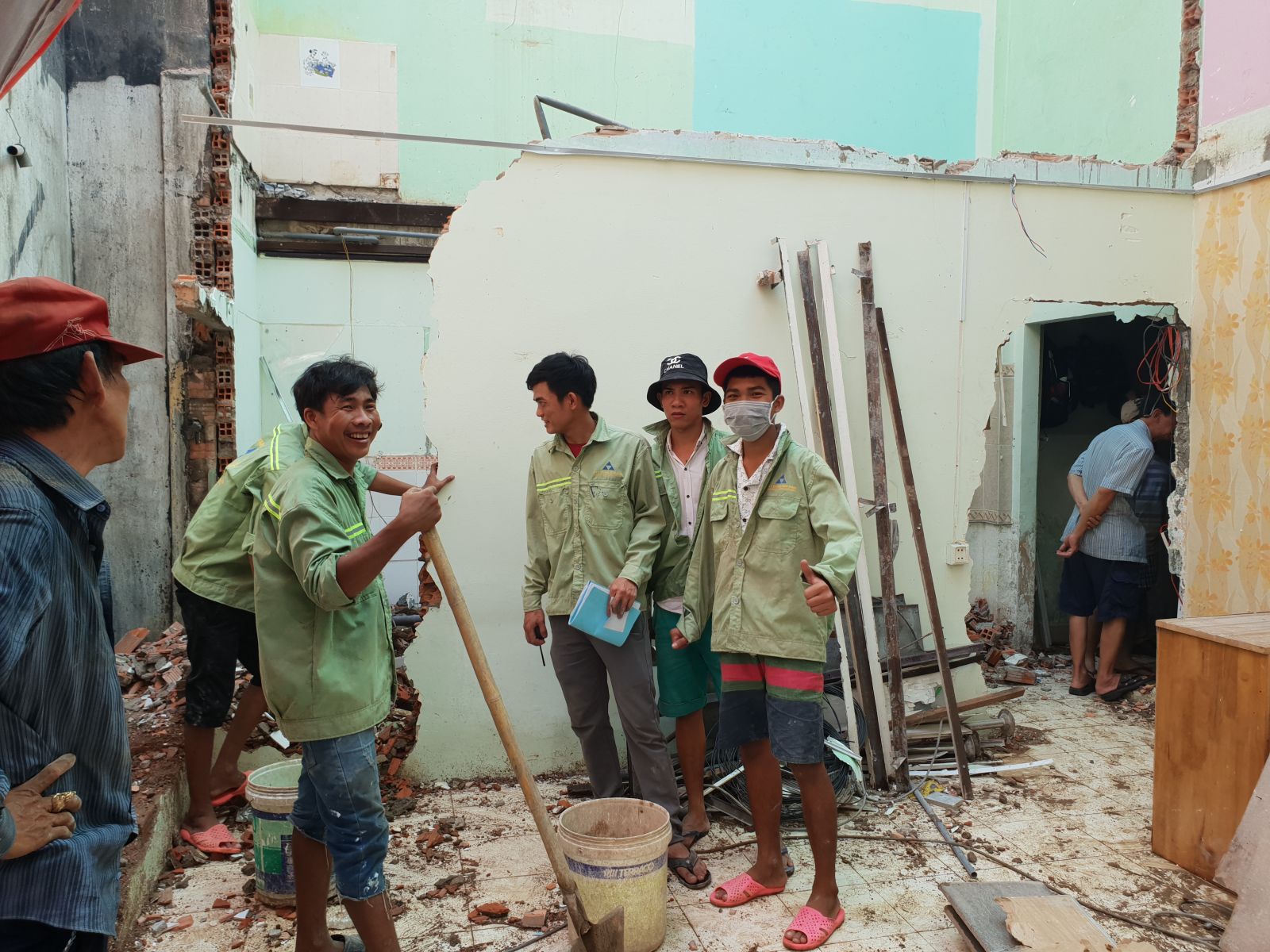 Giai đoạn thi công đập phá hiện trạng cũ