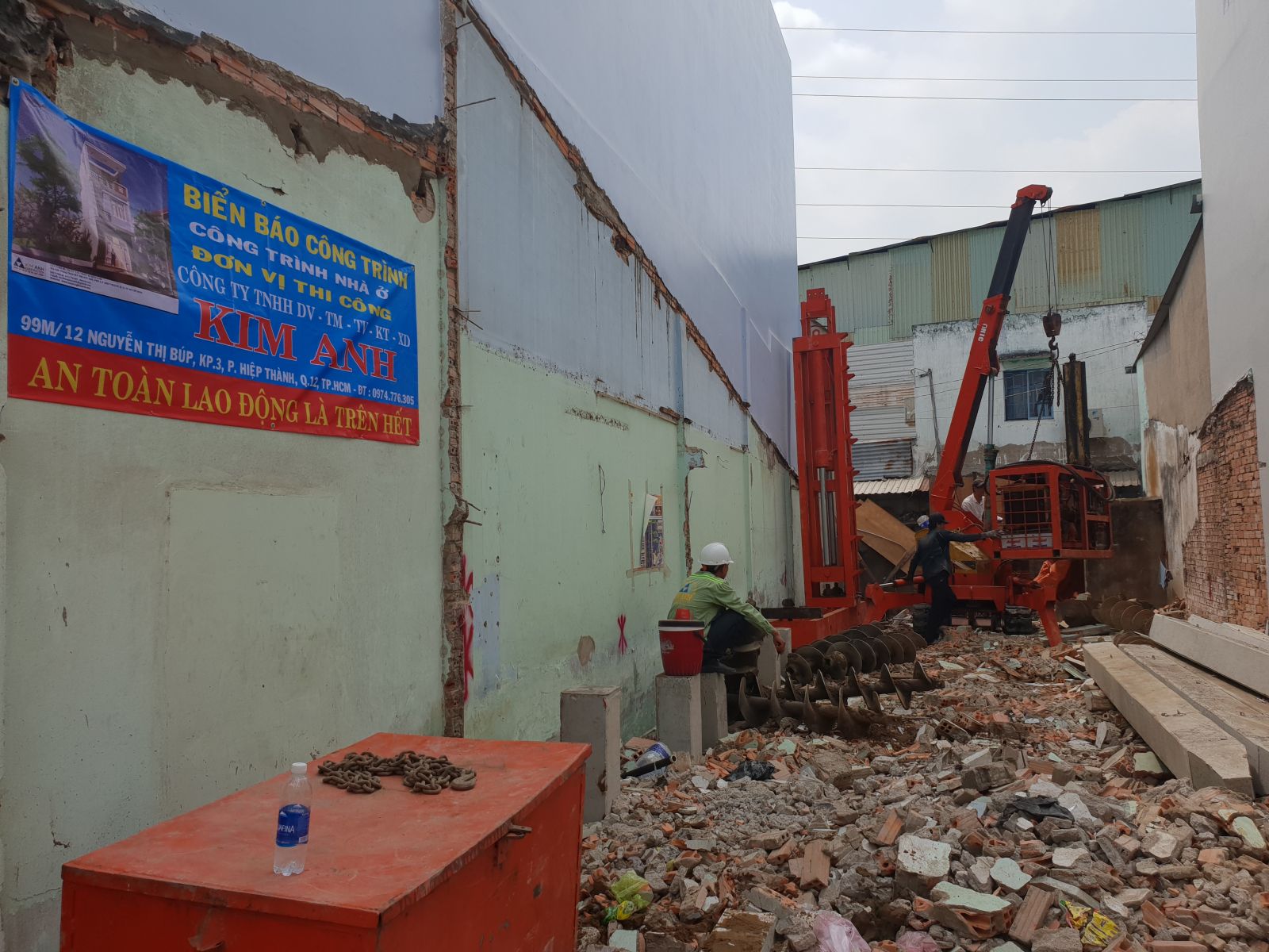 Hình ảnh thi công giải phóng mặt bằng, ép cọc nhà quận Bình Tân