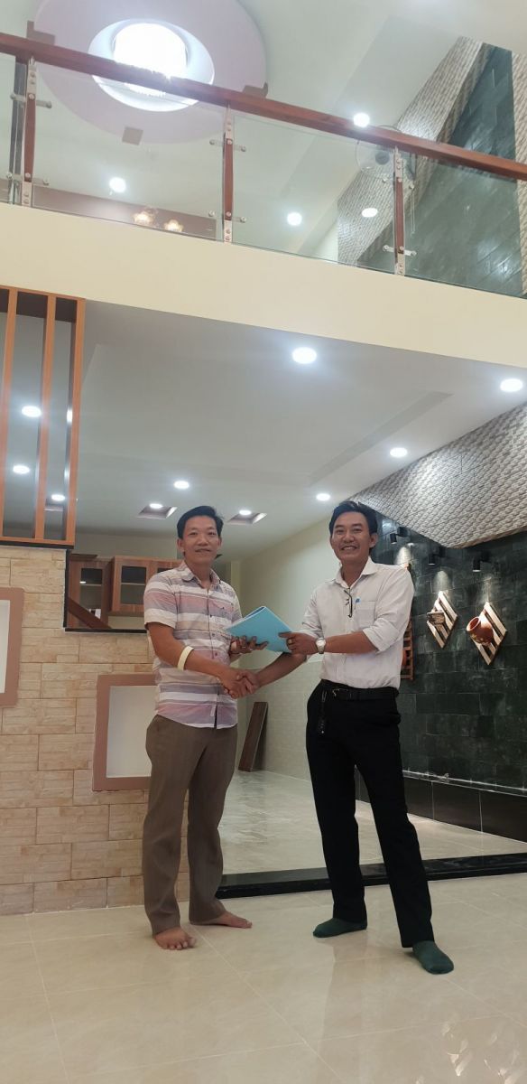 Nụ cười hạnh phúc của gia chủ nhà tại Long An sau khi nhận nhà