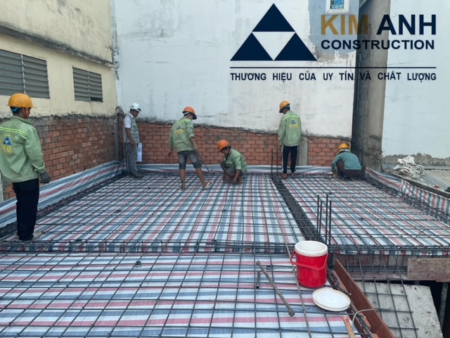 Thi công cốt thép và đổ bê tông sàn lầu 1 - Xây Dựng Kim Anh
