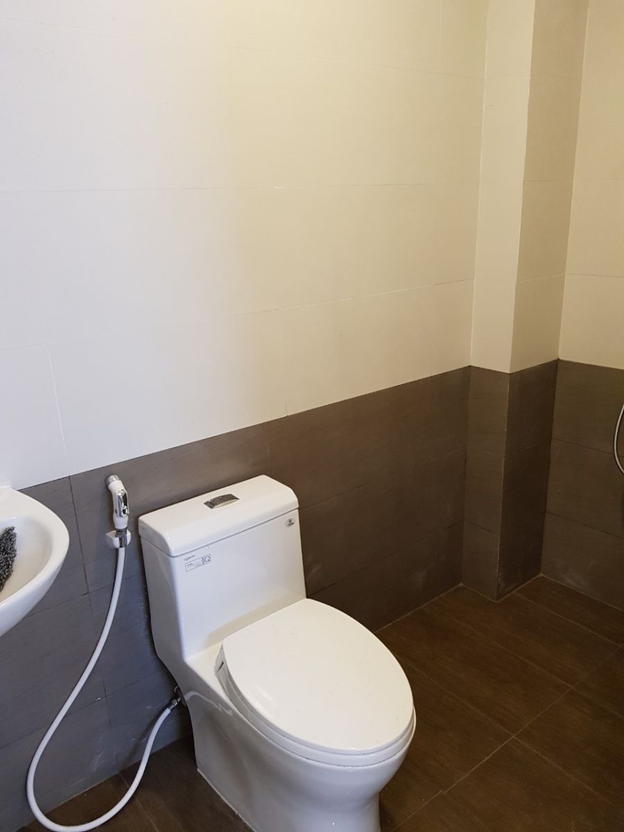 Nhà vệ sinh khang trang cùng thiết bị mới