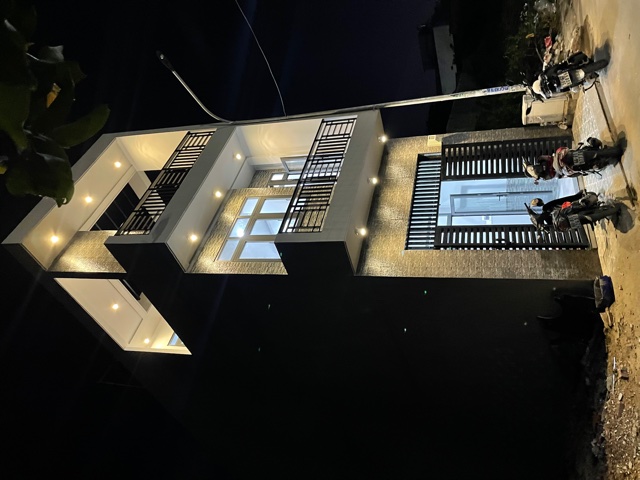 Ngôi nhà mới bừng sáng dưới ánh đèn trong màn đêm