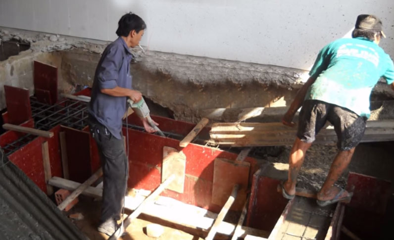 Đổ bê tông cổ cột mới và dầm móng băng gia cố nhà Quận Tân Phú