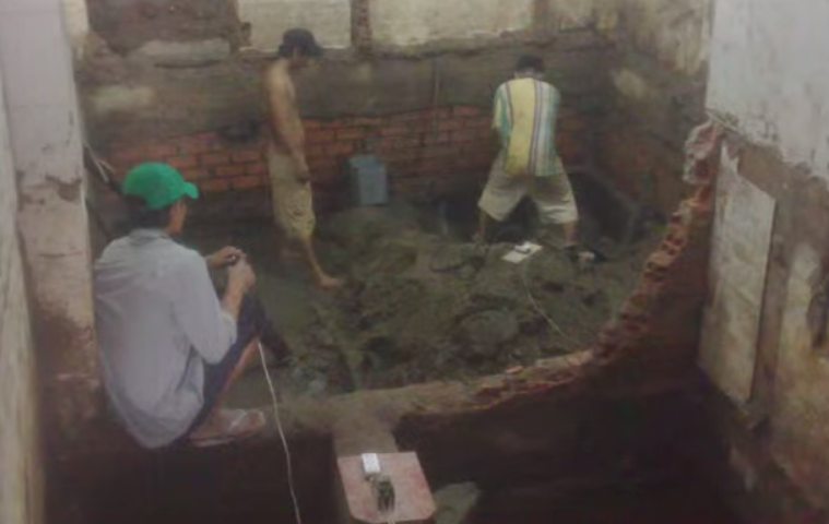 Đào đất móng chuẩn bị gia cố nhà Bác Năm Tân Phú