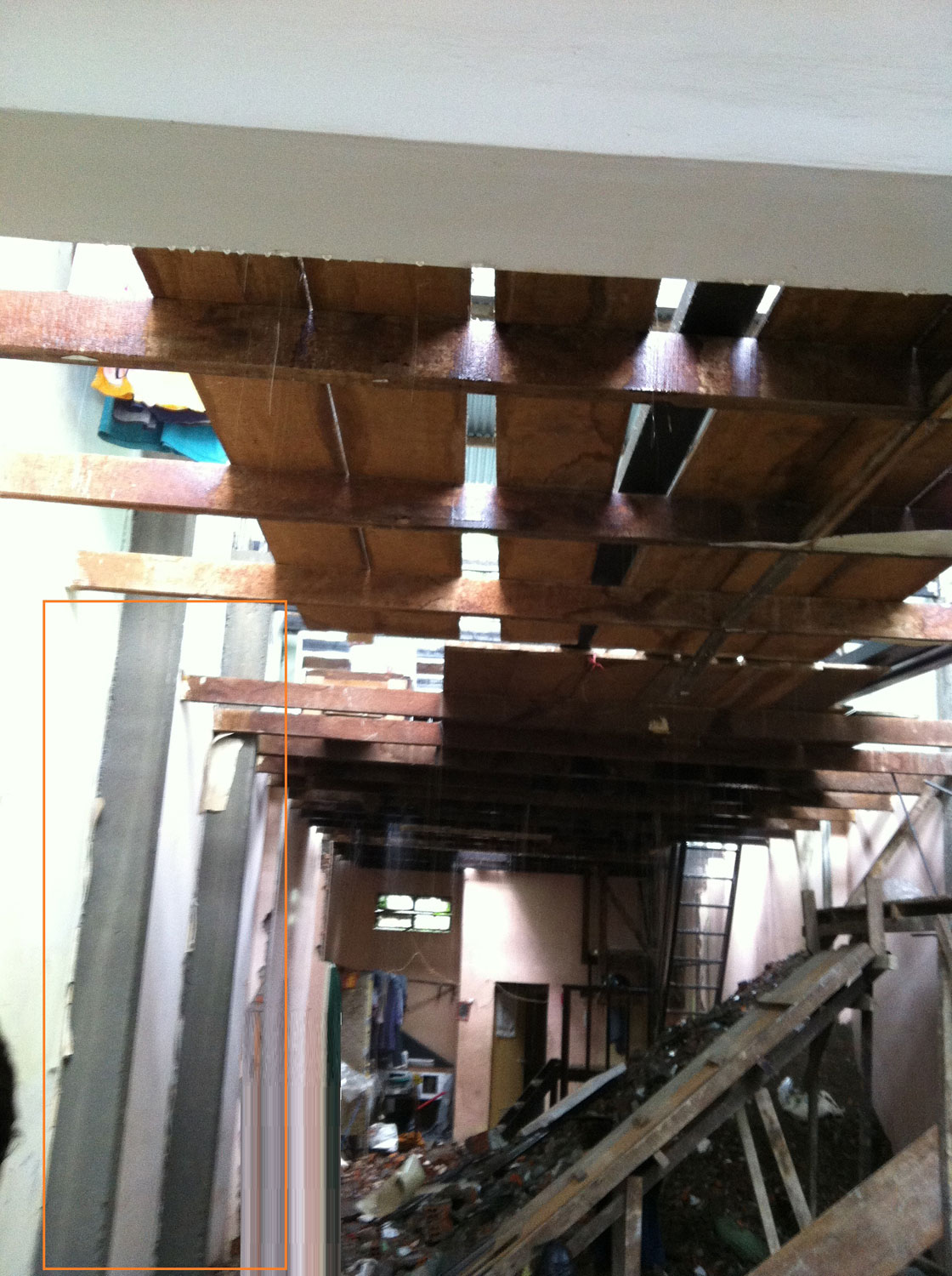 Thi công đúc cột bê tông đỡ cầu thang nhà Thầy Ngọc Bình Dương