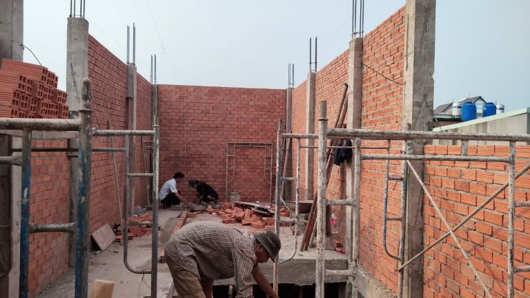 Hình ảnh thi công xây tường bao quanh lầu 1, chuẩn bị phần mái