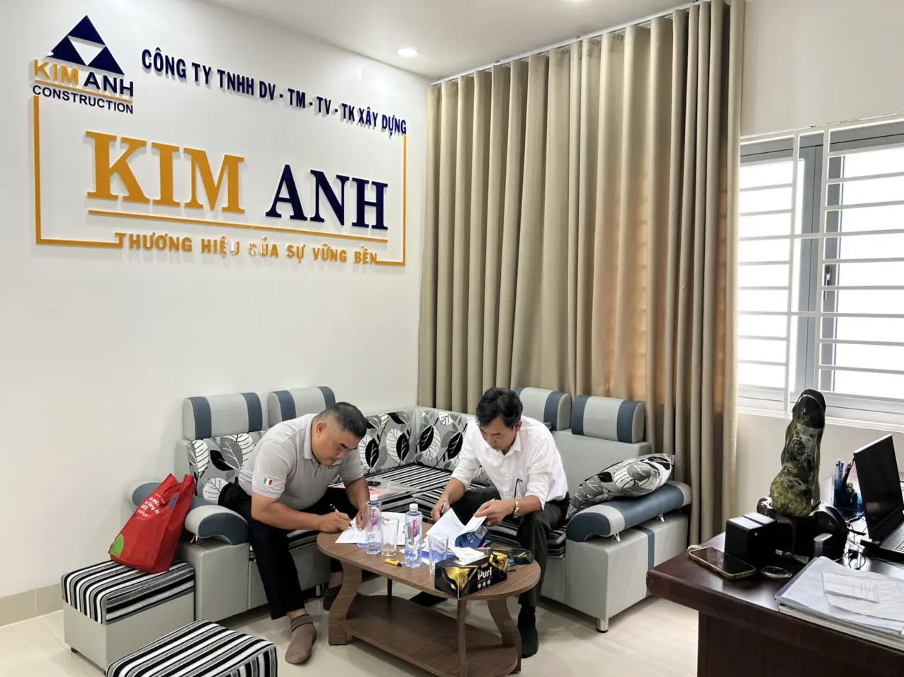 anh Trần Gia Phúc ký hợp đồng xây nhà cùng Xây Dựng Kim Anh