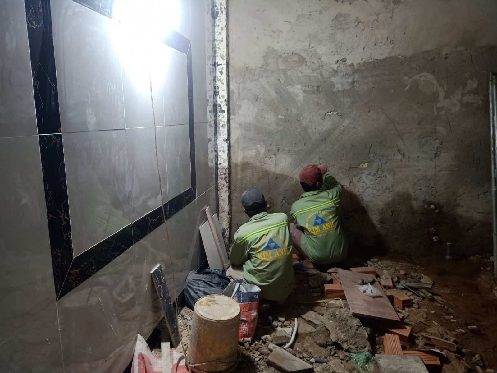 Thi công ốp lát gạch tường nhà vệ sinh tại Bình Tân