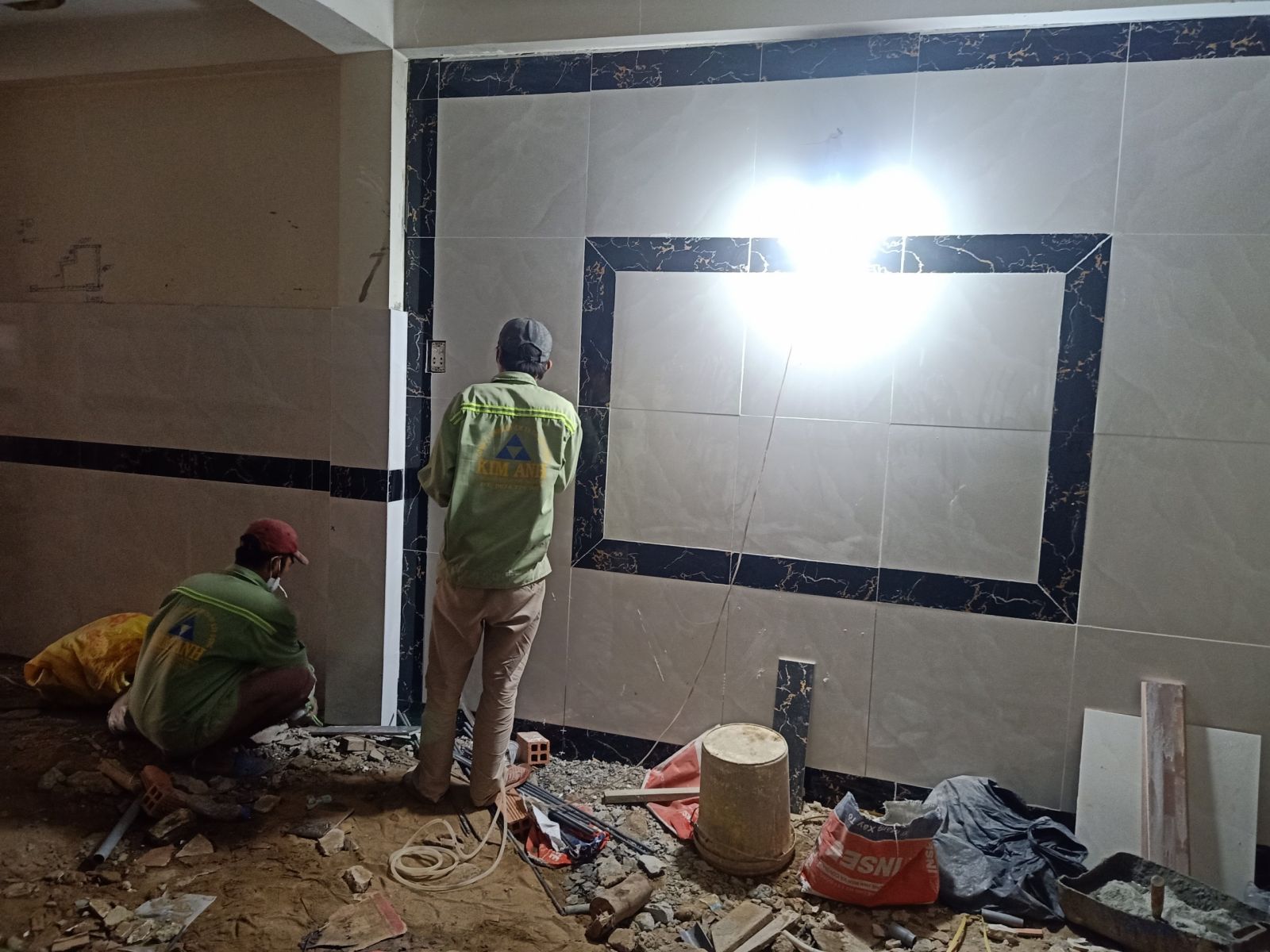 Hoàn thiện ốp lát gạch tường khu vực bếp nhà Bà Nga