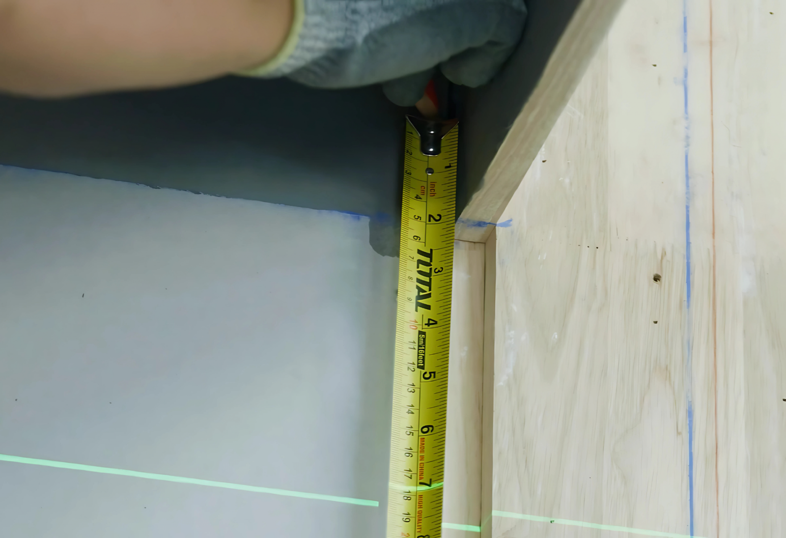 Bước 1: Xác định cao độ, lấy dấu và cố định thanh viền tường