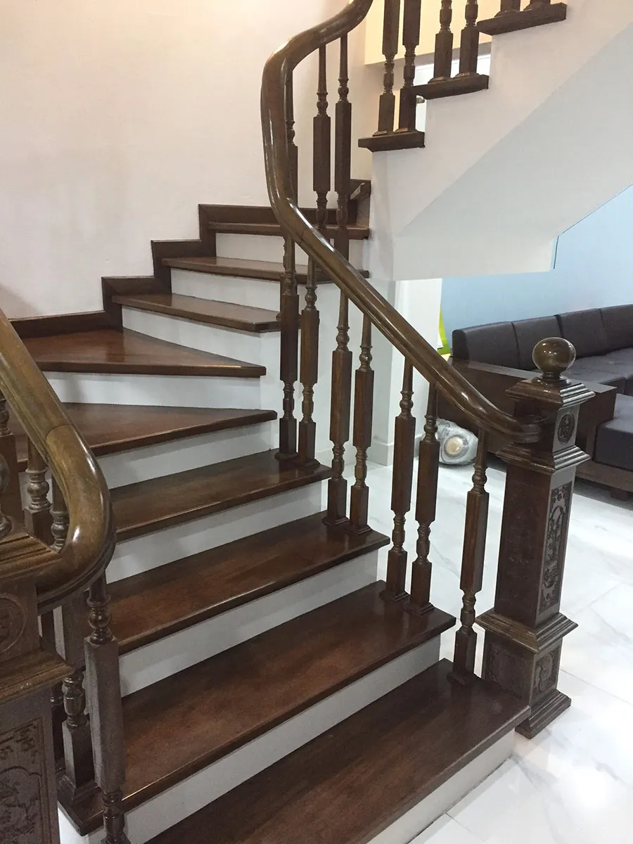 Cầu thang gỗ phong cách cổ điển