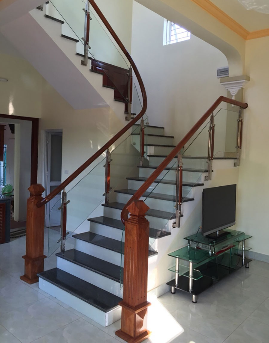 Cầu thang kính và gỗ phong cách hiện đại