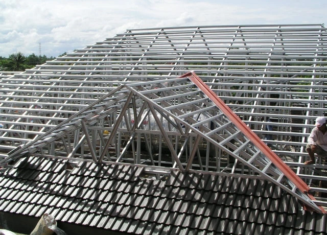 Thi công mái Manrsad bằng cách lợp vì kèo không đổ bê tông rồi bắn ngói