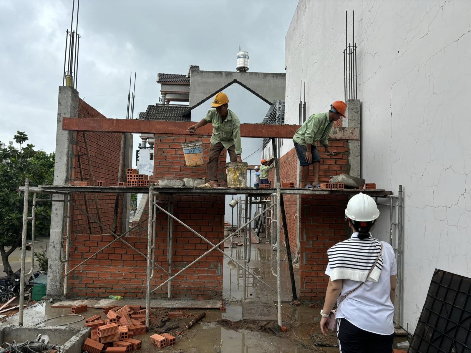 Giai đoạn thi công xây tường bao, ngăn phòng nhà phố Quận 12