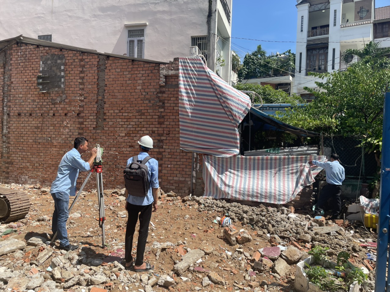 Công tác chuẩn bị mặt bằng kỹ lưỡng, ép cọc tạo nền móng kiên cố.